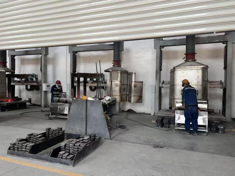 金属车间电解工人正在加料、搅炉